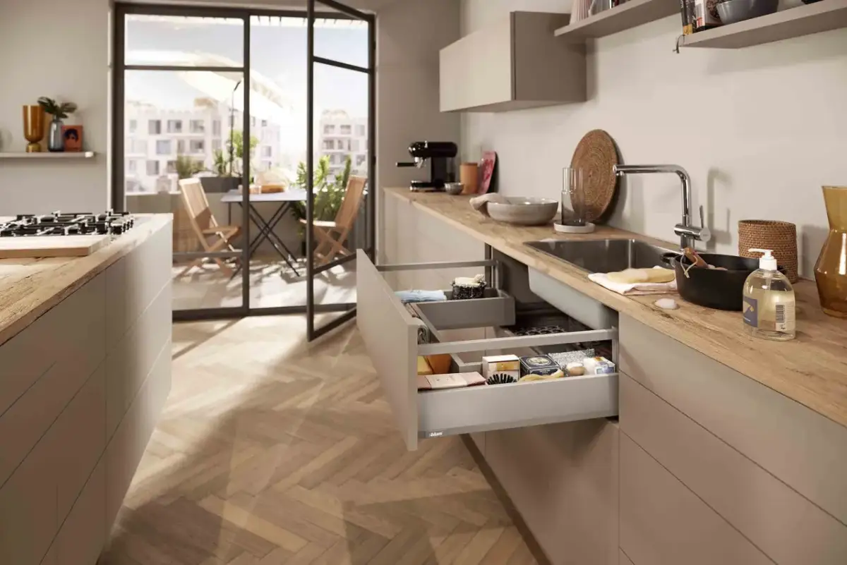 Jak zagospodarować szafkę pod zlewozmywakiem, aby uniknąć bałaganu