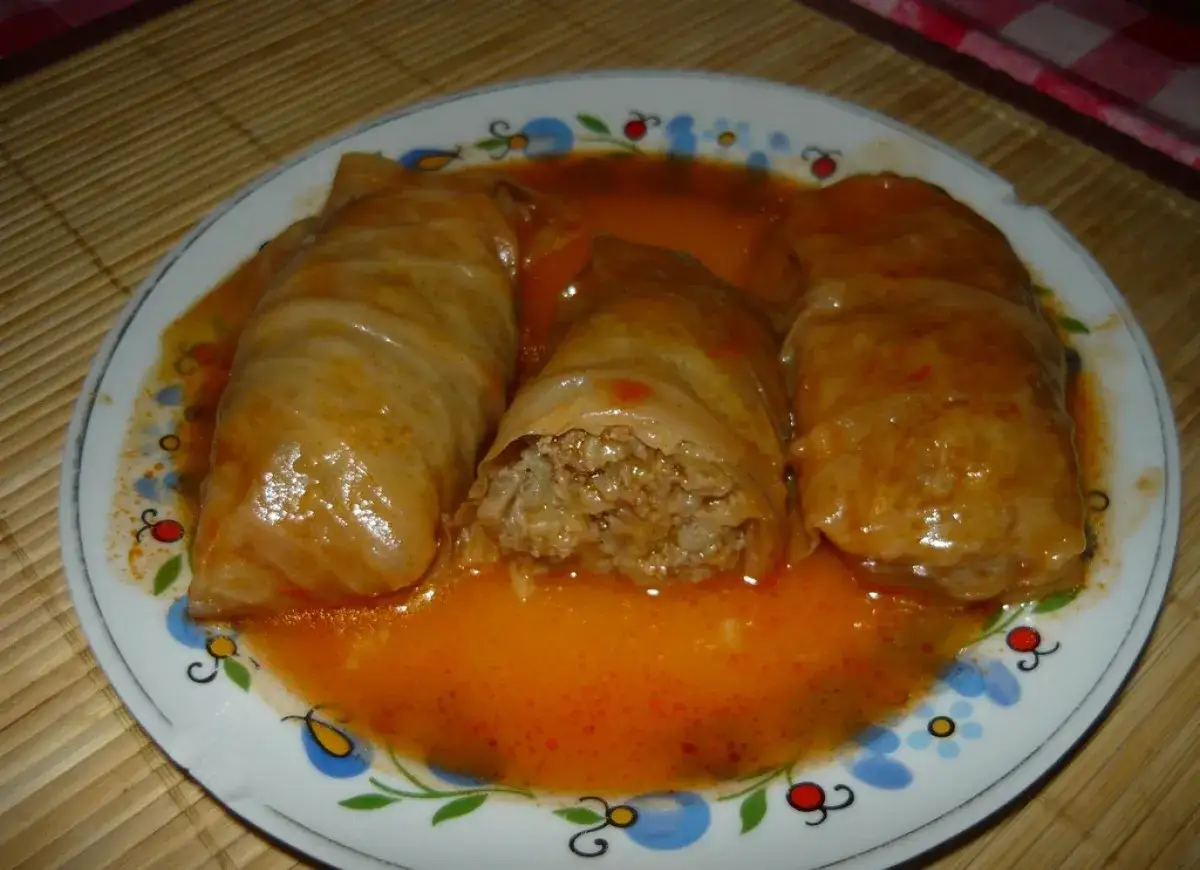 Jak zrobić gołąbki z ryżem w sosie pomidorowym? Sprawdź przepis!