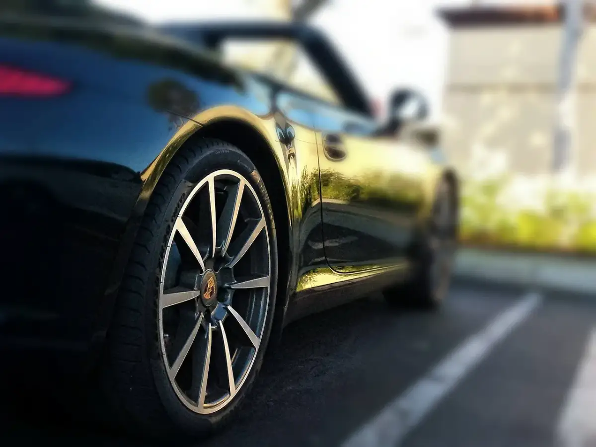 Zbliżenie na felgę sportowego samochodu w kolorze czarnym.
