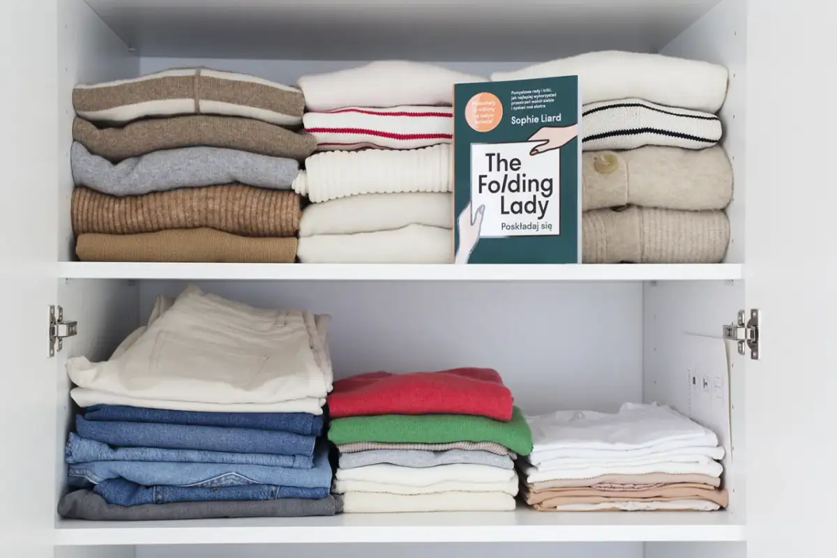 Opanuj składanie bluz: Mniej miejsca, zero zagnieceń!