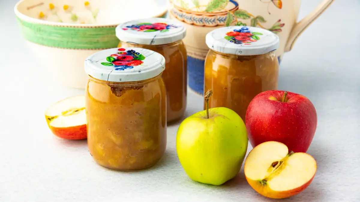 Słoiki z domowym musem jabłkowym, idealne na zimę. Oto prosty mus jabłkowy przepis.