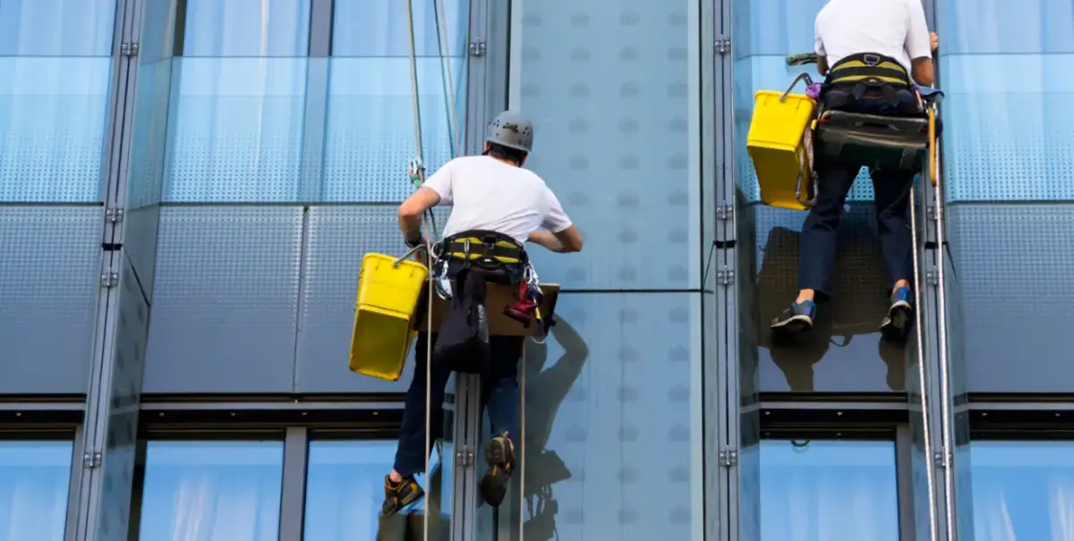 Skuteczne sposoby na czyszczenie okien po tynkowaniu bez zniszczeń