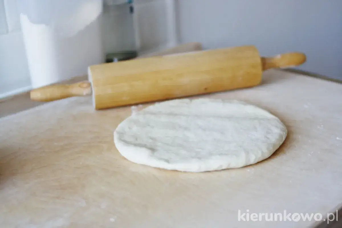 Jak rozwałkować ciasto na pizzę? Poradnik idealnego spodu!