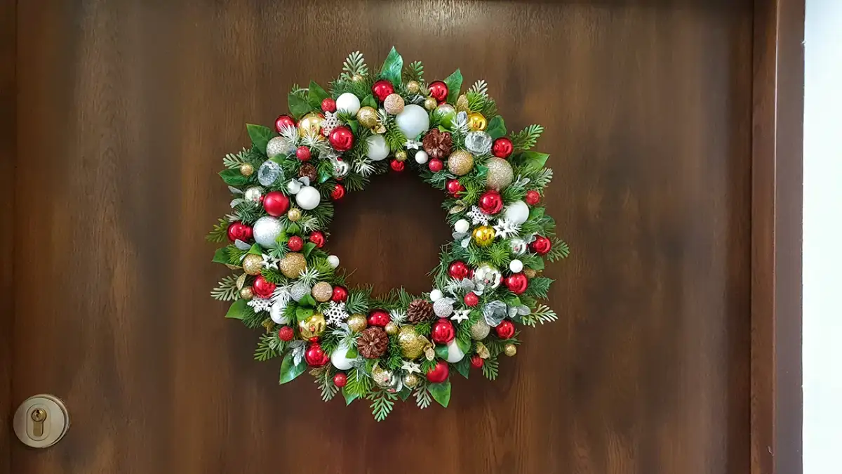 Jak powiesić wieniec na drzwiach bez wiercenia - proste metody bez szkód