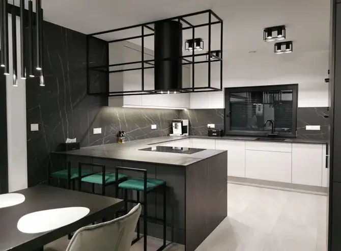 Jaki fartuch kuchenny? Płytki, szkło, spieki co wybrać?