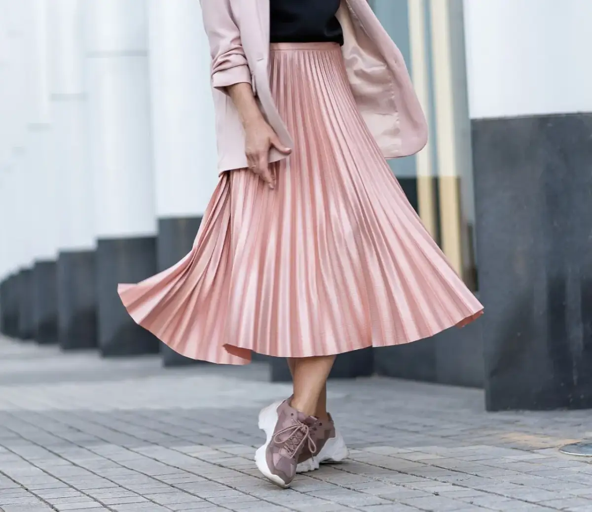 Jak prasować plisowaną spódnicę? Bezpieczne sposoby i triki