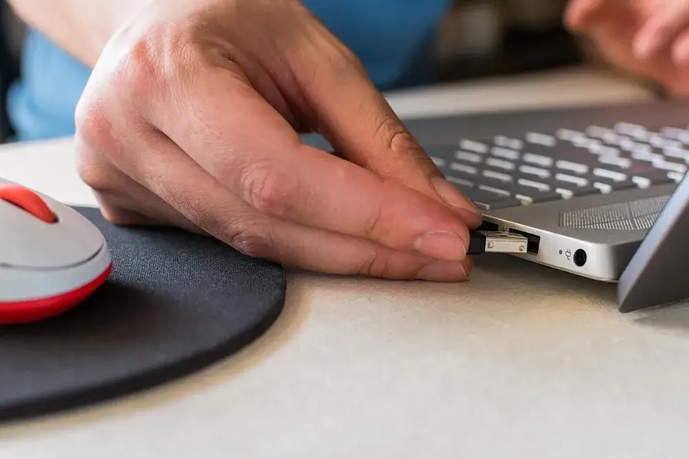 Radio nie widzi pendrive'a? Formatuj do FAT32! Pełny poradnik