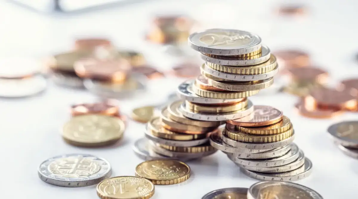 Stosy monet euro, w tym dwu- i jednogramowe, tworzą bogactwo. Co to jest bilon? To drobne pieniądze, które często gromadzimy.