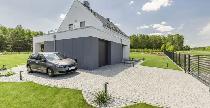 Garaż w bryle budynku czy osobno: co wybrać, by zaoszczędzić?