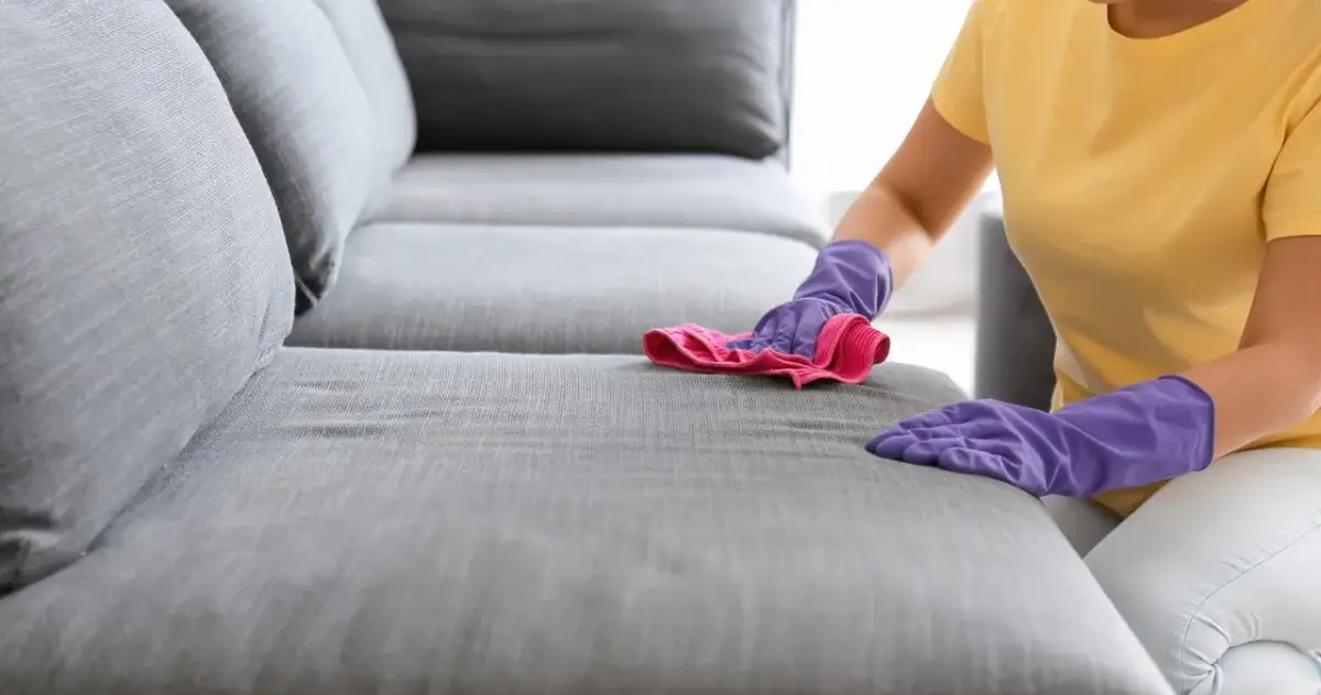 Jak usunąć plamy z kanapy sodą oczyszczoną i uniknąć zniszczeń