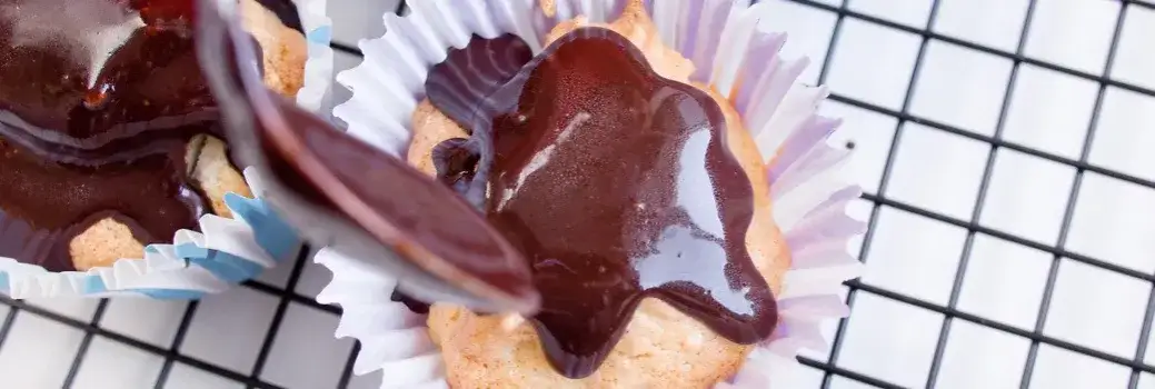 Jak skutecznie zagęścić polewę czekoladową i uniknąć problemów