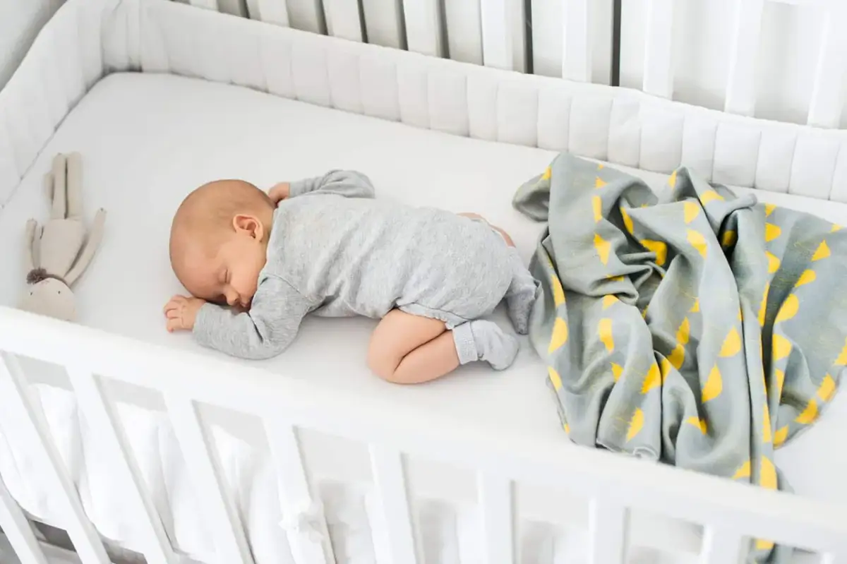 Jak nauczyć dziecko spać bez pampersa i uniknąć nocnych wpadek