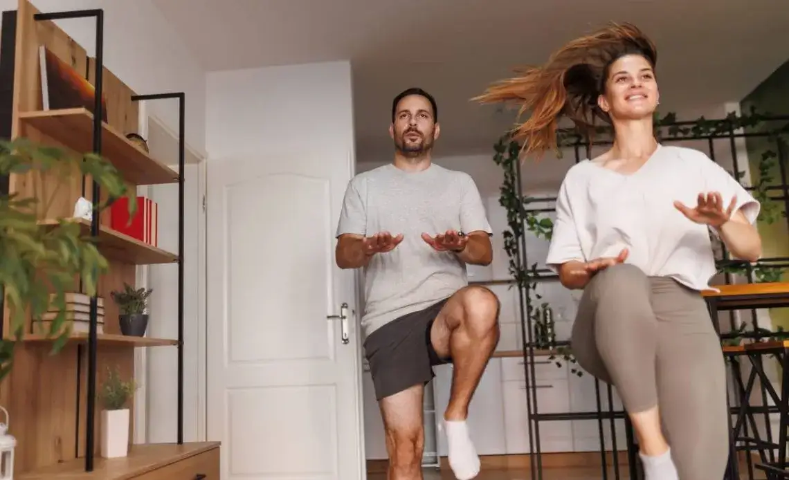 Jak biegać w domu bez bieżni i uniknąć rutyny treningowej