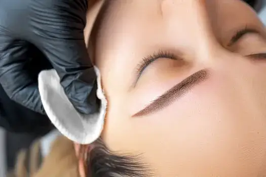 Jak pielęgnować brwi po makijażu permanentnym, aby uniknąć problemów