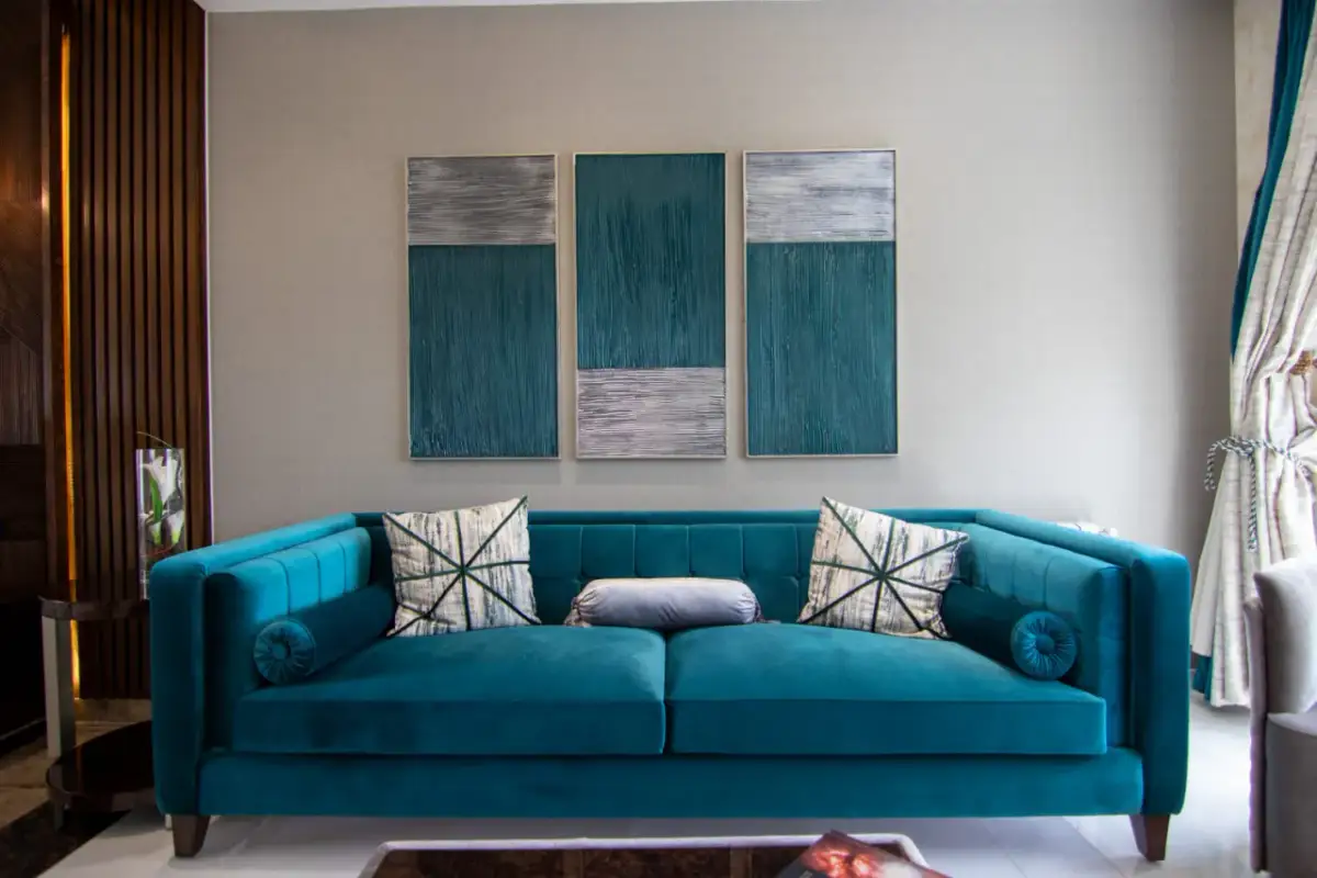 Turkusowa kanapa: Jakie poduszki? Sekrety stylowej aranżacji