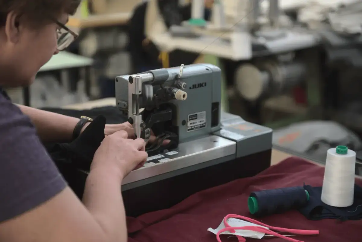 Ile kosztuje wyprodukowanie bluzy? Sprawdź, co wpływa na cenę