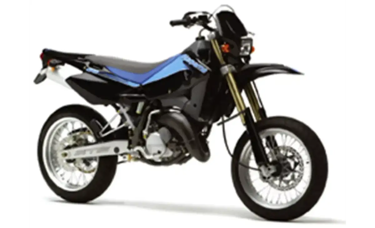 Czarny motocykl Husqvarna SM 125 z niebieskimi akcentami, gotowy do jazdy po mieście i torze.