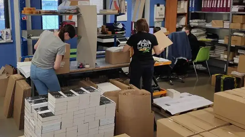 Na czym polega praca w drukarni? Odkryj tajniki zawodu drukarza