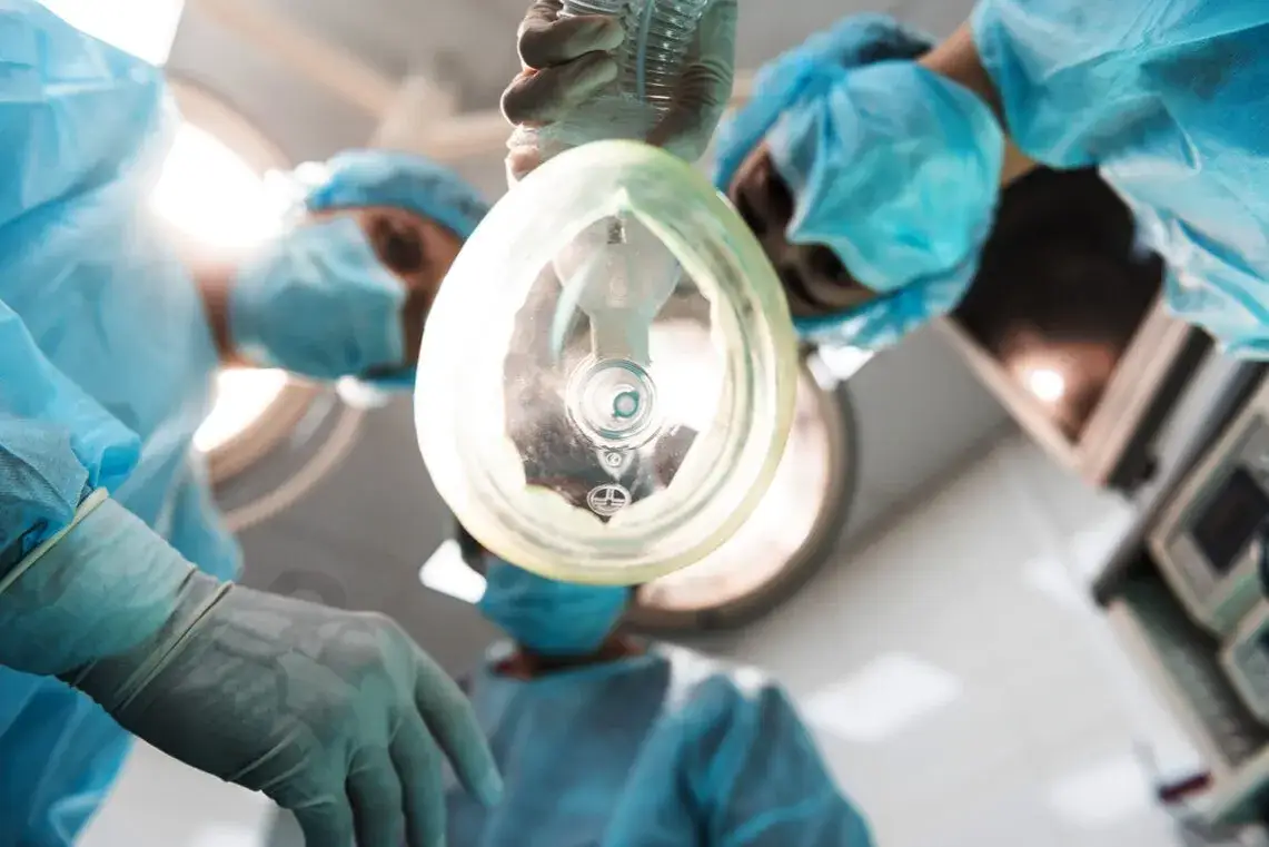 Anestezjolog to lekarz? Poznaj jego kluczową rolę i edukację