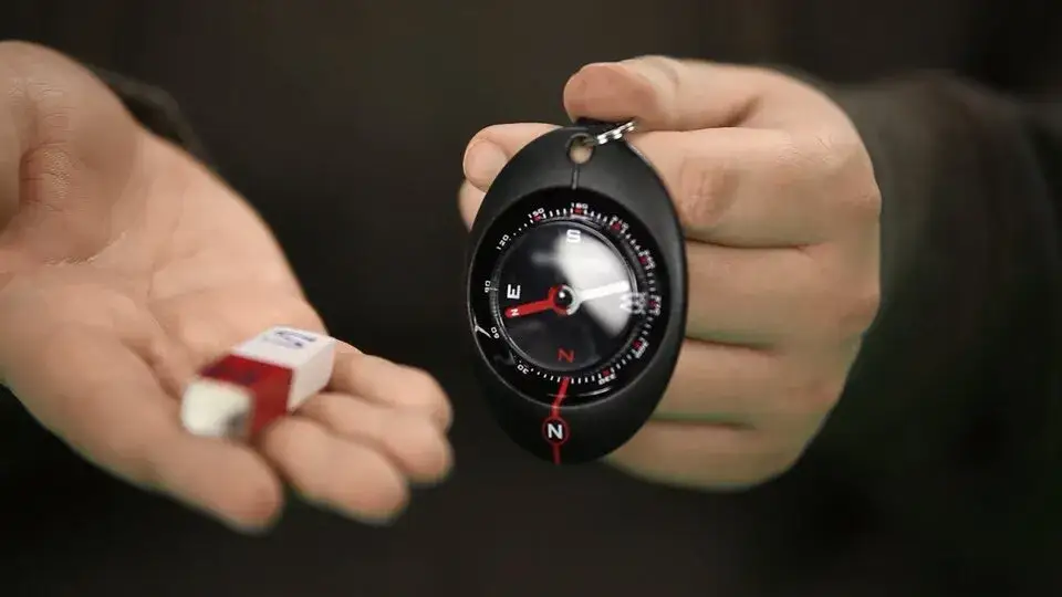 Dlaczego kompas wskazuje kierunek północ południe? Odkryj tajemnice!