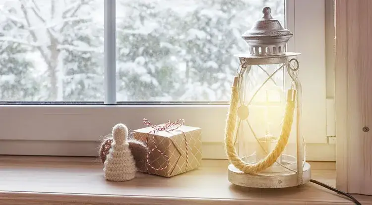 Jak ozdobić parapet w sypialni - 7 inspirujących pomysłów na dekoracje