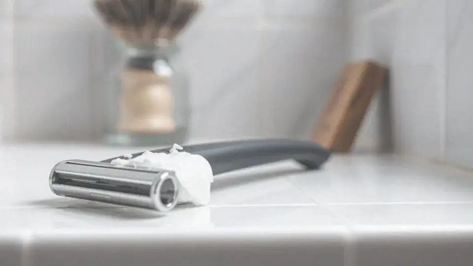 Golenie pod włos co to znaczy? Poznaj ryzyko i korzyści tej metody