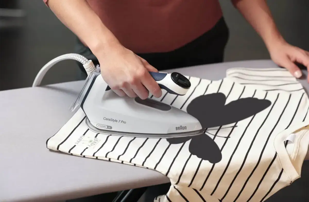 Skuteczne sposoby na odklejenie naklejki z bluzy bez uszkodzeń