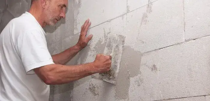 Ile schnie grunt przed tynkowaniem? Odkryj kluczowe czynniki!