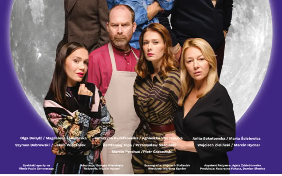 Aktorzy spektaklu "Dobrze się kłamie" w Warszawie, na tle księżyca.