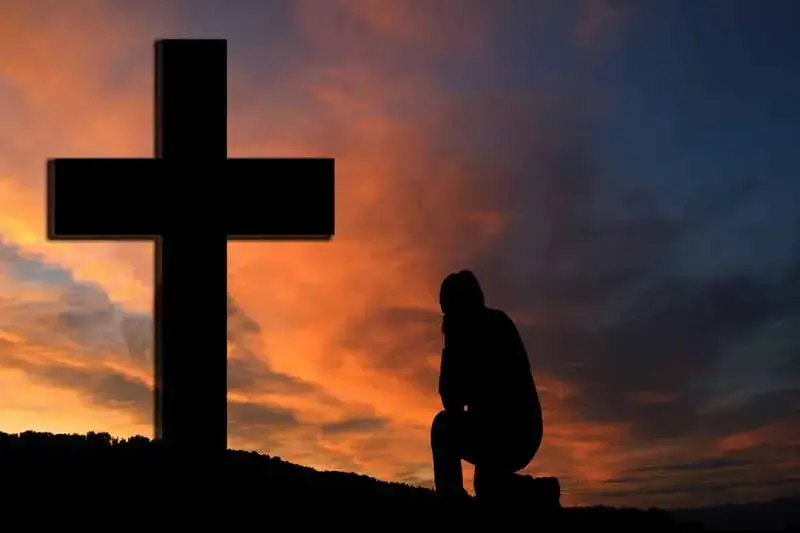 Czy modlitwa pomaga w trudnych chwilach? Odkryj jej moc i korzyści