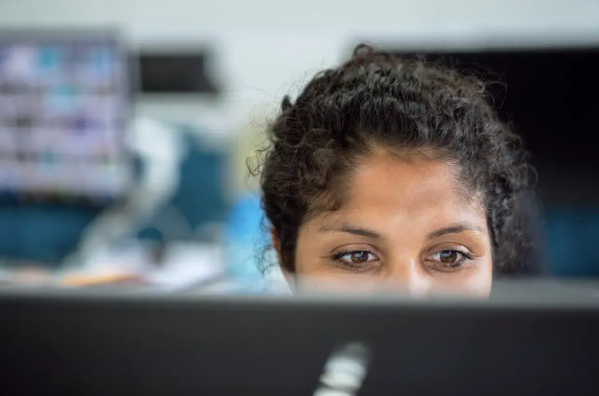 Wpływ cyfrowych bodźców na sposób podejmowania decyzji w grach online