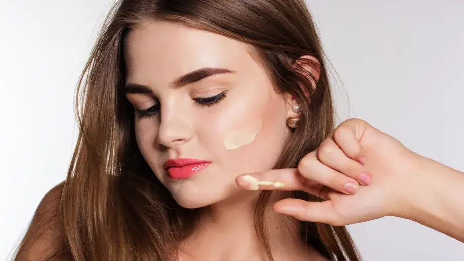 Jak wybrać korektor na przebarwienia, który skutecznie je zakryje?