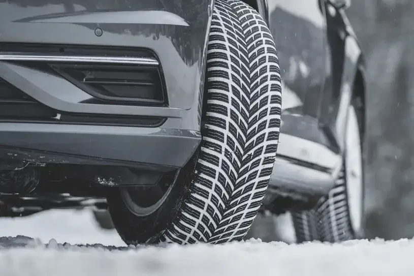 Czy warto kupić opony wielosezonowe? Poznaj ich zalety i wady