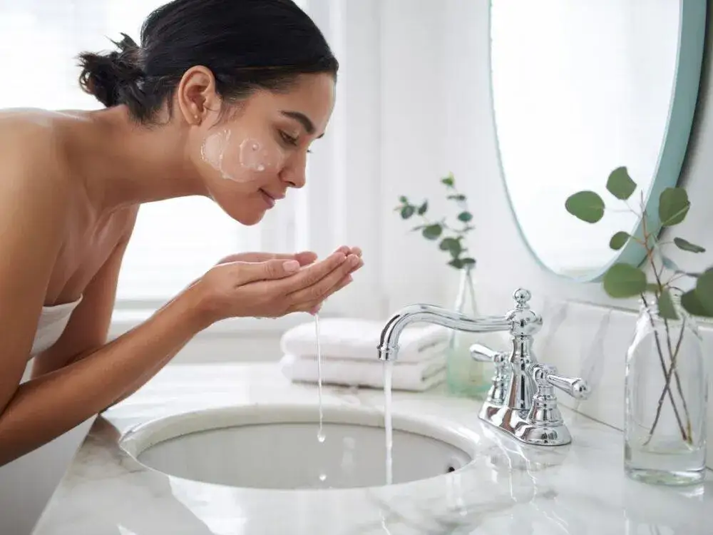 Czy zmywać serum do twarzy? Odpowiedź i sekret skutecznej pielęgnacji