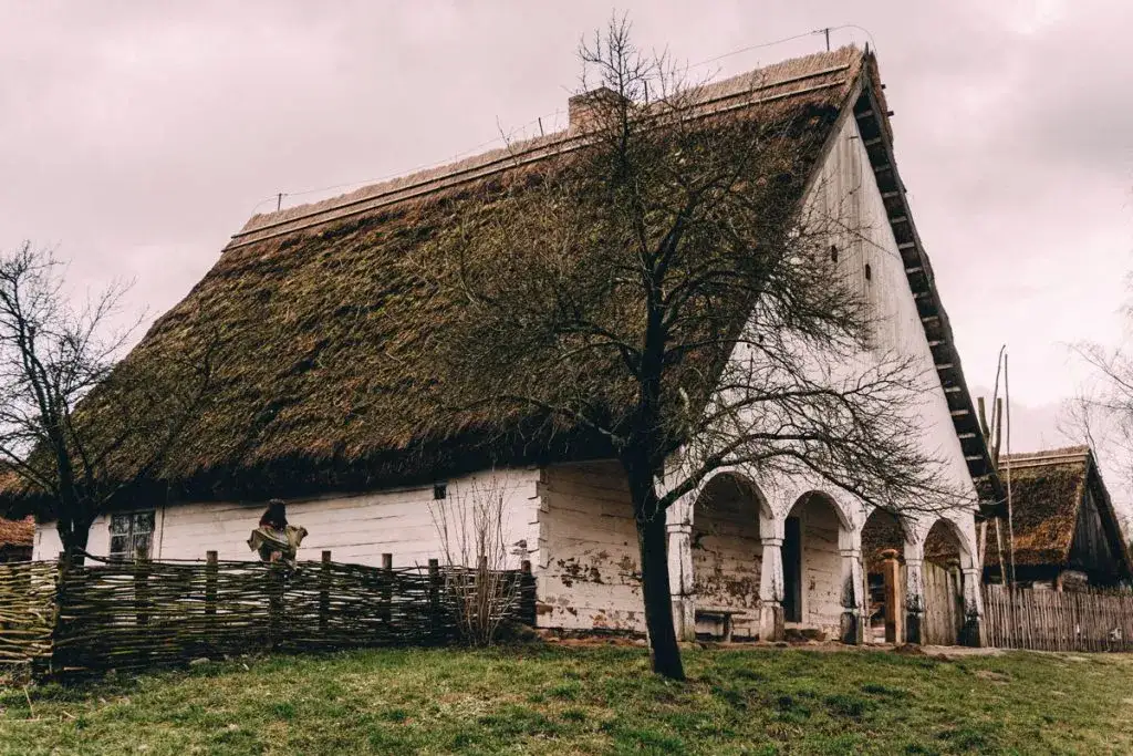 Skanseny Kujawsko-Pomorskie: Przewodnik po 3 wyjątkowych miejscach
