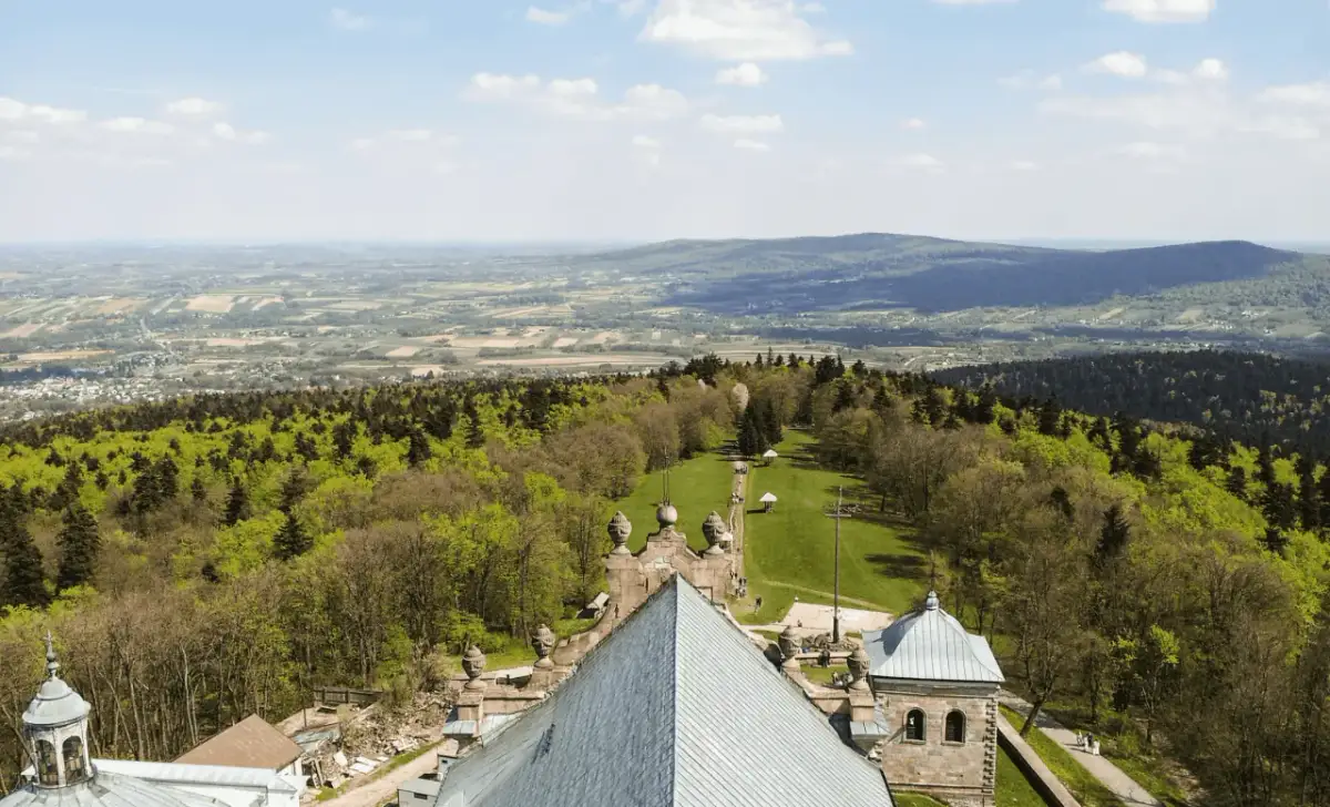 Widok z góry na klasztor i krajobraz Gór Świętokrzyskich.