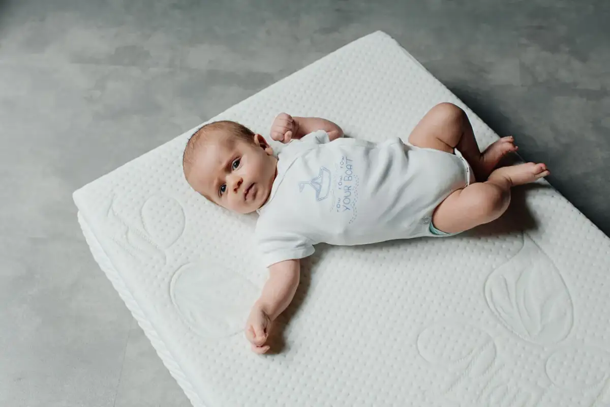 Materac dla niemowlaka: Jak wybrać bezpieczny i zdrowy? Poradnik