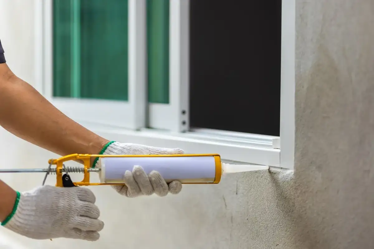 Uszczelnianie okna silikonem. Zastanawiasz się, ile schnie silikon samochodowy? Ten proces jest kluczowy dla trwałości.