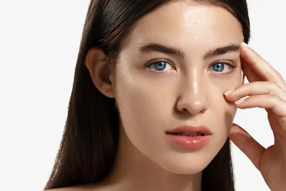 Satynowe wykończenie makijażu – co to znaczy i jak je uzyskać?