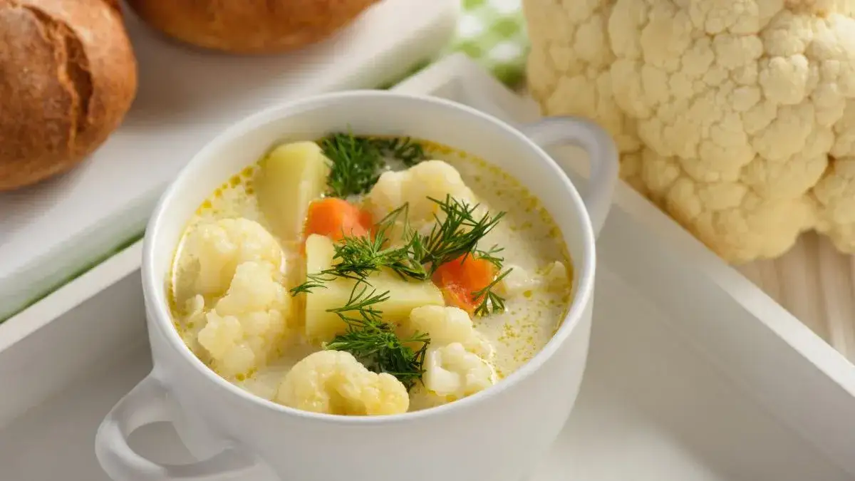 Jak zrobić zupę kalafiorową jak u babci? Odkryj jej sekrety!