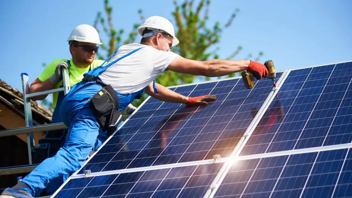 Kto może instalować fotowoltaikę? Sprawdź wymagane kwalifikacje