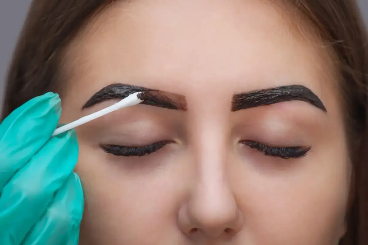 Sekrety trwałości henny pudrowej: Pielęgnacja brwi krok po kroku