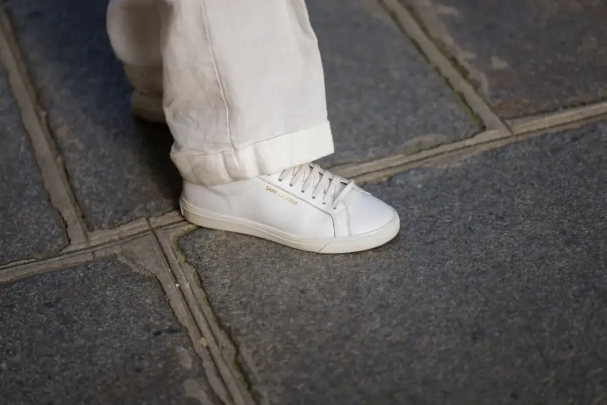 Jak wybielić podeszwy? Domowe sposoby, prof. środki i błędy.