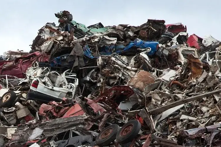 Ile za auto na złomie: Jakie są stawki w skupach złomu w Polsce?