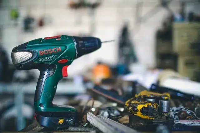 Udar w wiertarce: co to jest i kiedy się przydaje? Wyjaśniamy