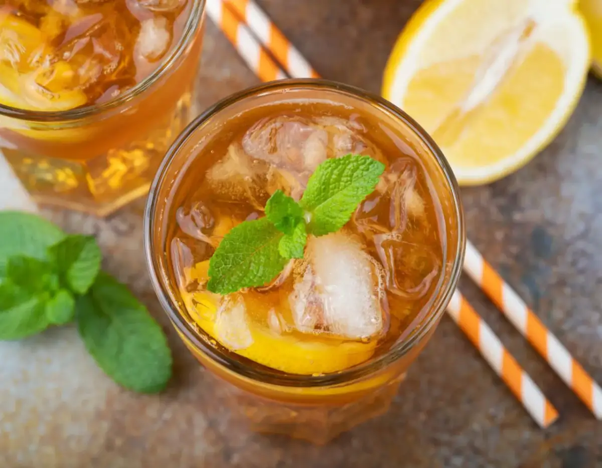 Mrożona herbata: Przepis na idealne orzeźwienie bez goryczki