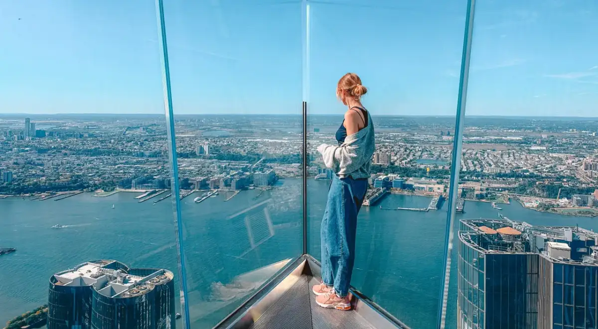 Widok na Nowy Jork z tarasu widokowego. Kobieta podziwia panoramę miasta podczas wycieczki.