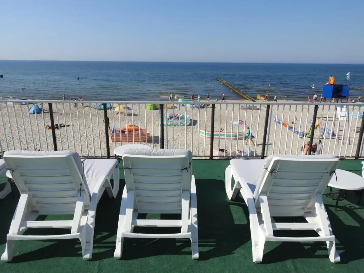 Bałtyk 2026: Jak znaleźć najtańsze noclegi i nie zbankrutować?