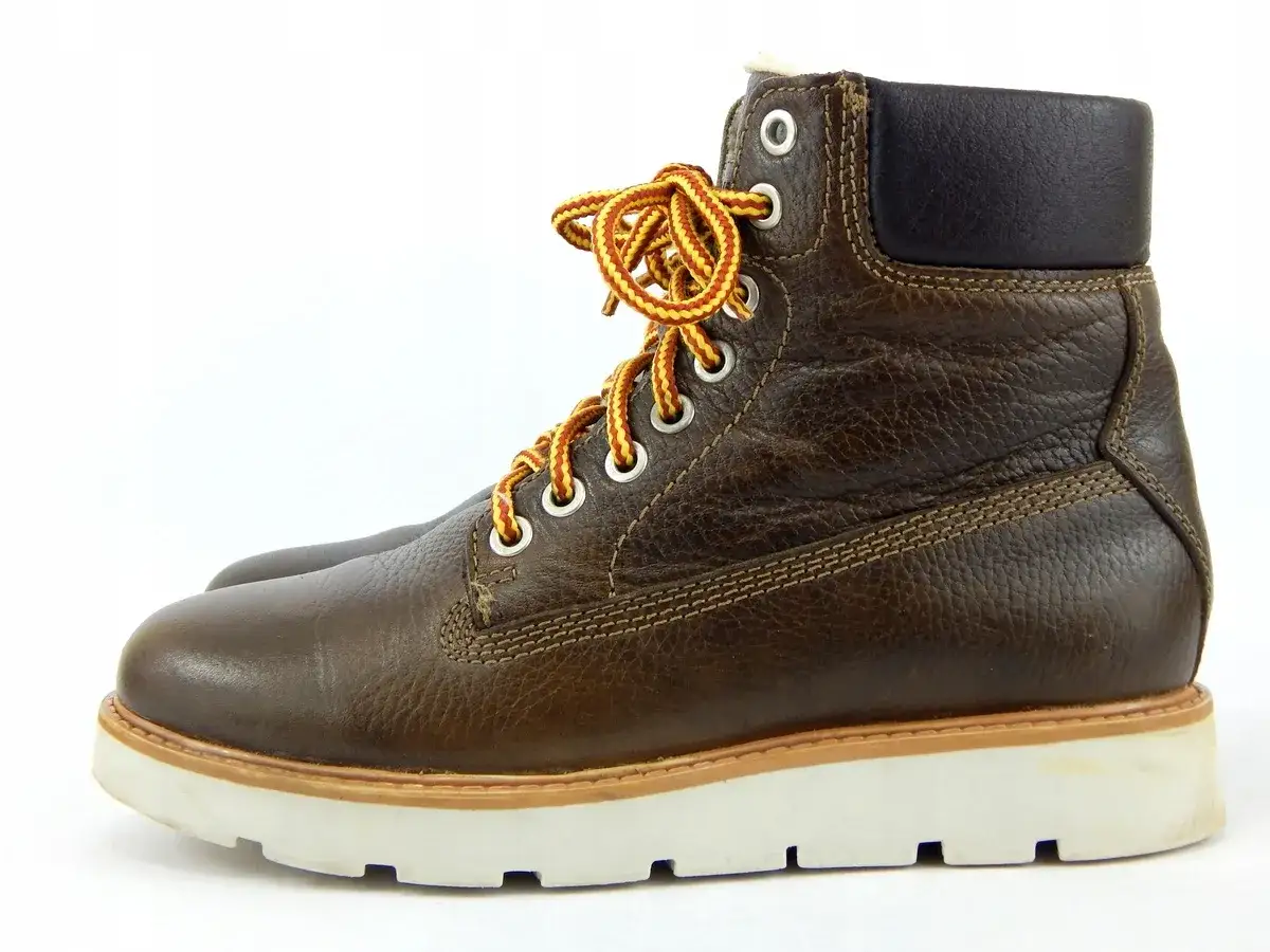 Brązowy, skórzany but zimowy z żółto-czerwonymi sznurówkami. Czy to bullboxer co to za firma?