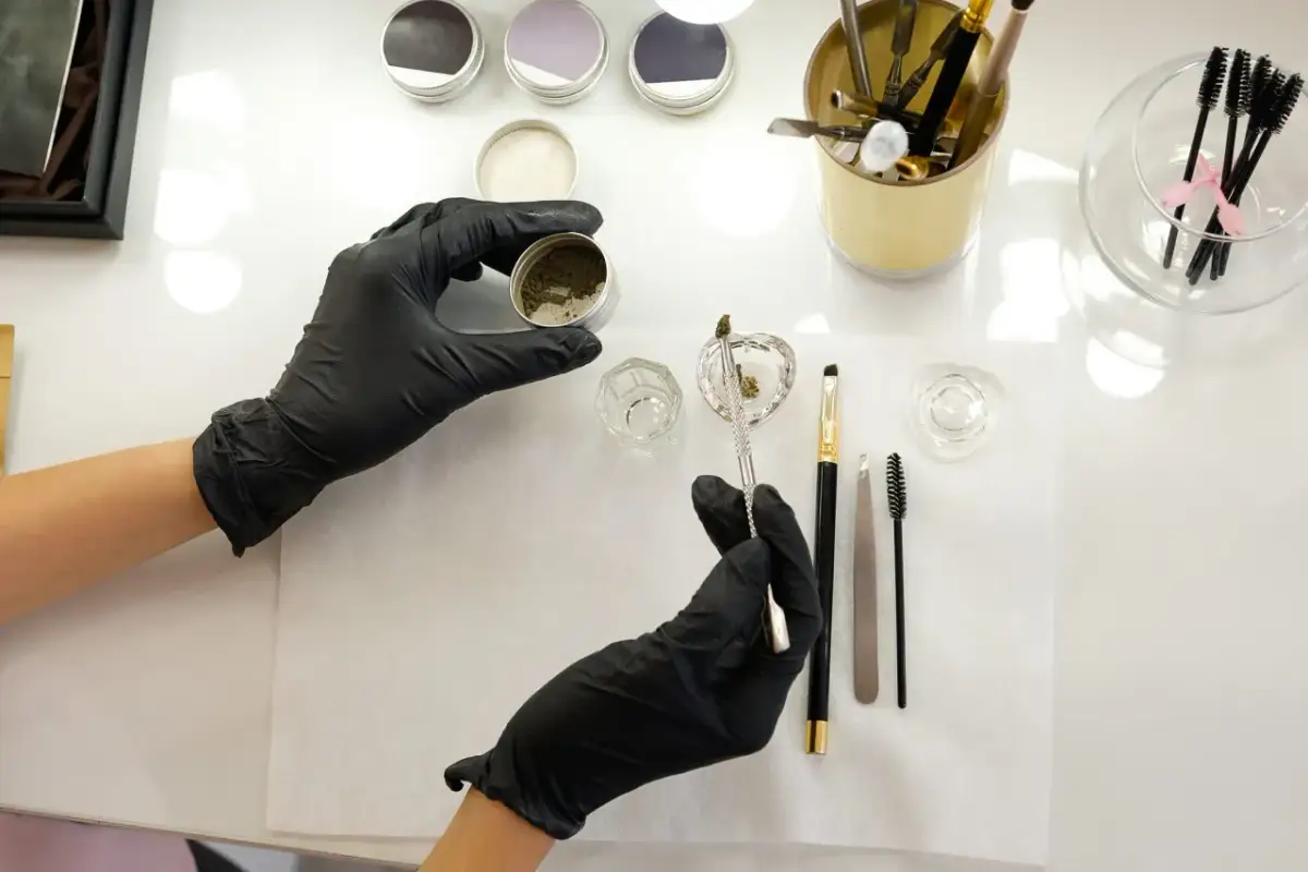 Zbyt ciemne brwi po hennie? Jak usunąć ją bezpiecznie i skutecznie